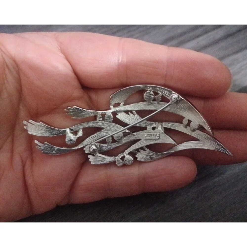 Vitage Crown Trifari C Silver Tone seaweed brooch Pin pearls & rhinestones